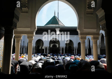 La preghiera del venerdì a Parigi Grande Moschea, Parigi, Francia, Europa Foto Stock