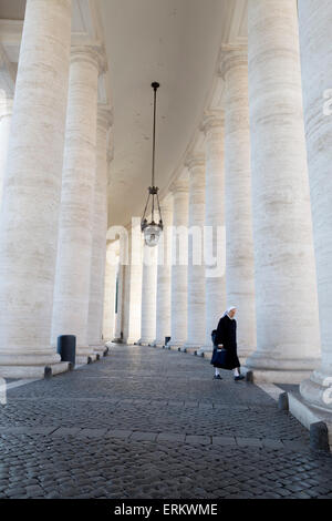 I colonnati e monaca in Piazza San Pietro (Piazza San Pietro), Città del Vaticano, Roma, Lazio, l'Italia, Europa Foto Stock