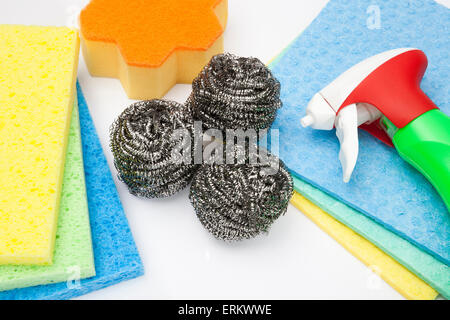 Prodotto per la pulizia di contenitori e spugne isolato su uno sfondo bianco fotografata da sopra Foto Stock