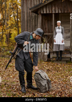 Costume storico tema Guerra Mondiale II, soldato finlandese e il sacco. Foto Stock