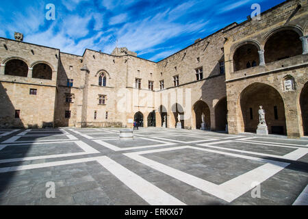 Cortile del Palazzo del Gran Maestro, la vecchia città medievale della città di RODI, RODI, DODECANNESO Isole Isole greche Foto Stock