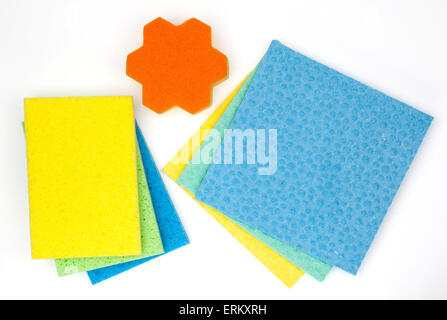 Prodotto per la pulizia di contenitori e spugne isolato su uno sfondo bianco fotografata da sopra Foto Stock