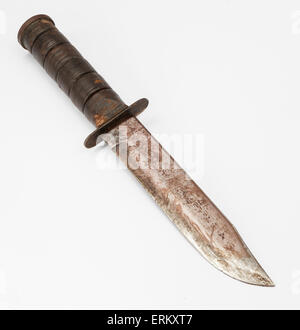 Dirty old combattimenti coltello isolato su uno sfondo bianco Foto Stock