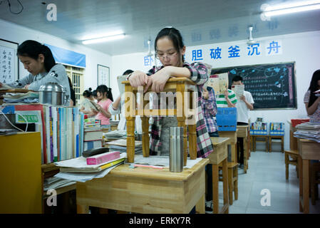 (150604) -- HEFEI, Giugno 4, 2015 (Xinhua) -- Gli studenti di stand durante la lettura di libri presso l aula in Wanzhi Educazione scuola, una scuola speciale per seconda volta ricorrenti per il college, a Hefei, a est della capitale cinese della provincia di Anhui, 21 maggio 2015. Più di mille studenti, che stanno andando a prendere il collegio nazionale gli esami di ingresso per la seconda volta sono stati qui studiato per un anno intero, ripetendo il ciclo di vita di studio dalla mattina presto alla sera. Questi secondi-tempo ricorrenti solo prendere un giorno di pausa di un mese. La Cina del collegio nazionale esame di ammissione si terrà dal 7 Giugno al 9 di quest'anno. (Xinh Foto Stock