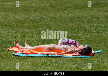 Londra, Regno Unito. Il 4 giugno, 2015. I londinesi godetevi il clima mite in Greenwich Park Credit: Guy Corbishley/Alamy Live News Foto Stock