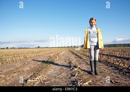 Ritratto di una giovane ragazza sorridente in un campo nei pressi di Amburgo, Germania. Foto Stock