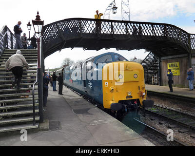 Conserve di diesel Deltic D9019 "Royal Highland Fusilier' entra Sheffield Park Station su conserve di ferrovia Bluebell nel Sussex nel suo viaggio da Sheffield Park a East Grinstead Foto Stock