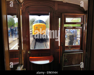 Conserve di diesel Deltic D9019 "Royal Highland Fusilier appoggia su un 1898 costruito grandi registi del Nord berlina a East Grinstead Station su conserve di ferrovia Bluebell nel Sussex per il suo viaggio di ritorno a Sheffield Park. Foto Stock