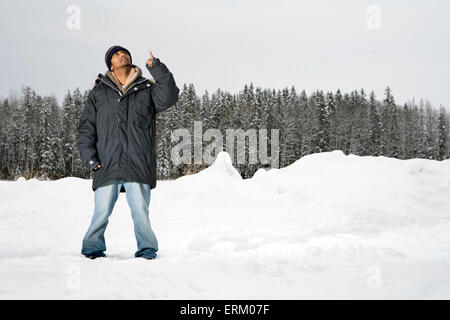 Ritratto di un uomo nella neve, coregone, Montana. Foto Stock