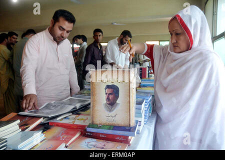 I visitatori prendere vivo interesse in stallo durante la mostra di libri disposti da Quetta Press Club e Publisher Association tenutosi a Quetta press club Giovedì 04 Giugno, 2015. Foto Stock