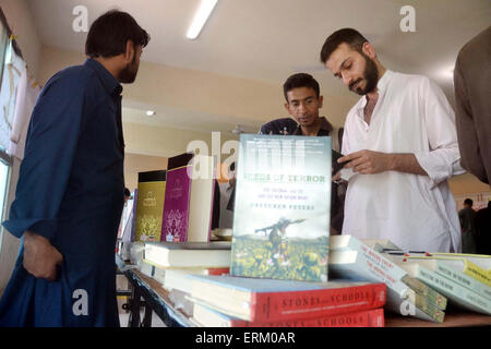 I visitatori prendere vivo interesse in stallo durante la mostra di libri disposti da Quetta Press Club e Publisher Association tenutosi a Quetta press club Giovedì 04 Giugno, 2015. Foto Stock