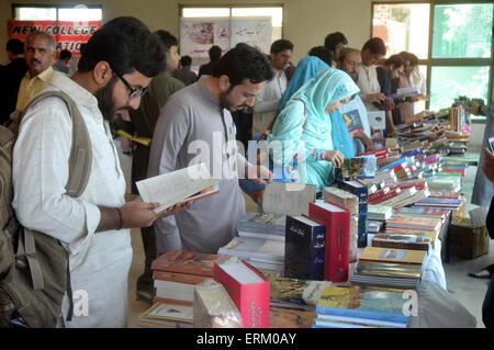 I visitatori prendere vivo interesse in stallo durante la mostra di libri disposti da Quetta Press Club e Publisher Association tenutosi a Quetta press club Giovedì 04 Giugno, 2015. Foto Stock