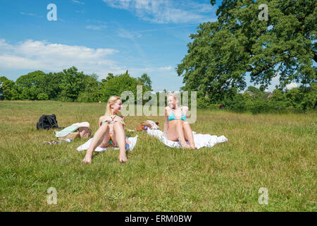 Londra, Regno Unito. Il 4 giugno, 2015. Dovile e Skaidre dalla Lituania godendo di giornata di sole nel parco di Greenwich oggi Credito: Velar concedere/ZUMA filo/ZUMAPRESS.com/Alamy Live News Foto Stock