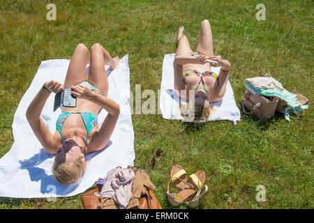 Londra, Regno Unito. Il 4 giugno, 2015. Dovile e Skaidre dalla Lituania godendo di giornata di sole nel parco di Greenwich oggi Credito: Velar concedere/ZUMA filo/ZUMAPRESS.com/Alamy Live News Foto Stock