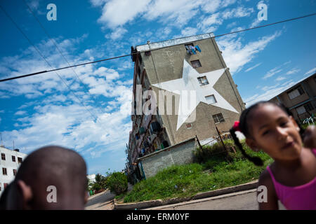 I bambini cubani giocare davanti al grande appartamento di blocchi in Alamar, un alloggiamento pubblico sobborgo di l'Avana, Cuba. Foto Stock