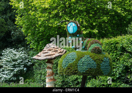 Il Bruco seduto su un fungo in un Alice nel Paese delle Meraviglie evento al RHS Wisley Gardens, Surrey, Inghilterra Foto Stock