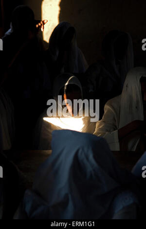 Un bambino in una scuola primaria in El-Ar - un villaggio nel nord del Sudan. Foto Stock