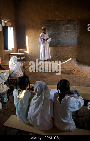 I bambini in una scuola primaria in El-Ar - un villaggio nel nord del Sudan. Foto Stock