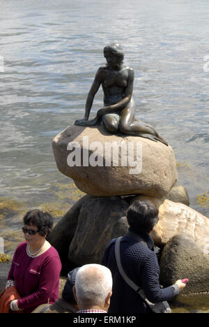 Copenhagen, Danimarca. Il 4 giugno, 2015. Viaggiatori stranieri fotografo ogni altro in Danimarca il famoso punto di riferimento sirenetta fiaba del più famoso viaggiatore Hans Christian Andersen i famosi libri per bambini autore. Credito: Francesco Dean/Alamy Live News Foto Stock