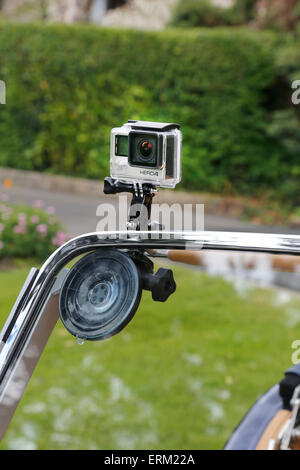 Go Pro Hero 4 fotocamera montata sul parabrezza di un Morgan Auto sportiva Foto Stock