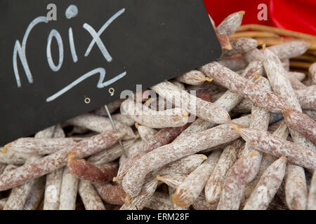 Salsiccia secca, salumi su un mercato di stallo alimentare. Foto Stock