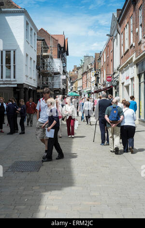 Winchester, Regno Unito. Il 4 giugno, 2015. Regno Unito Meteo: gente occupata di shopping in tempo splendido in Winchester Hampshire Credito: Paul Chambers/Alamy Live News Foto Stock