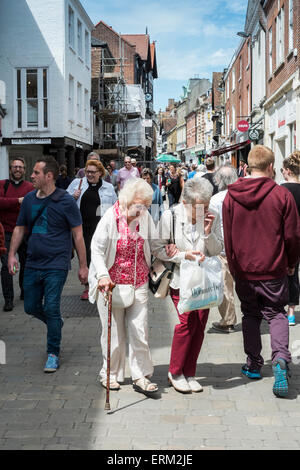 Winchester, Regno Unito. Il 4 giugno, 2015. Regno Unito Meteo: gente occupata di shopping in tempo splendido in Winchester Hampshire Credito: Paul Chambers/Alamy Live News Foto Stock