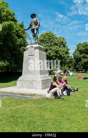 Winchester, Regno Unito. Il 4 giugno, 2015. Meteo REGNO UNITO: la gente a prendere il sole nella cattedrale vicino Winchester Hampshire Credito: Paul Chambers/Alamy Live News Foto Stock