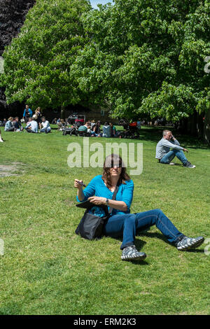 Winchester, Regno Unito. Il 4 giugno, 2015. Meteo REGNO UNITO: la gente a prendere il sole nella cattedrale vicino Winchester Hampshire Credito: Paul Chambers/Alamy Live News Foto Stock