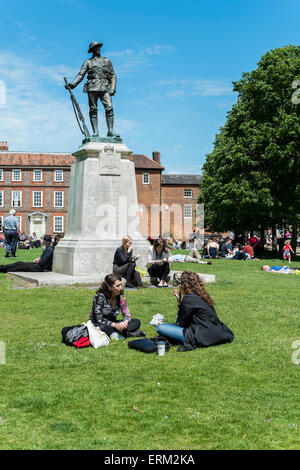 Winchester, Regno Unito. Il 4 giugno, 2015. Meteo REGNO UNITO: la gente a prendere il sole nella cattedrale vicino Winchester Hampshire Credito: Paul Chambers/Alamy Live News Foto Stock