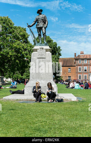 Winchester, Regno Unito. Il 4 giugno, 2015. Meteo REGNO UNITO: la gente a prendere il sole nella cattedrale vicino Winchester Hampshire Credito: Paul Chambers/Alamy Live News Foto Stock