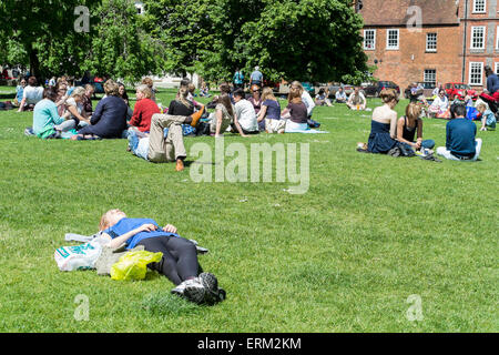 Winchester, Regno Unito. Il 4 giugno, 2015. Meteo REGNO UNITO: la gente a prendere il sole nella cattedrale vicino Winchester Hampshire Credito: Paul Chambers/Alamy Live News Foto Stock