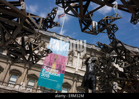 Statua di Sir Joshua Reynolds (1723-92) e scultore Conrad Shawcross's opera intitolata La pezzata di luce del sole, la tettoia di saldati in acciaio di nuvole nel cortile Annenberg al di fuori della Royal Academy per l'estate 2015 Show. Foto Stock