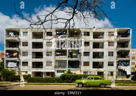 Una classica macchina americana è visto parcheggiato di fronte al blocco di appartamenti in Alamar, un pubblico enorme complesso di abitazioni a l'Avana, Cuba. Foto Stock