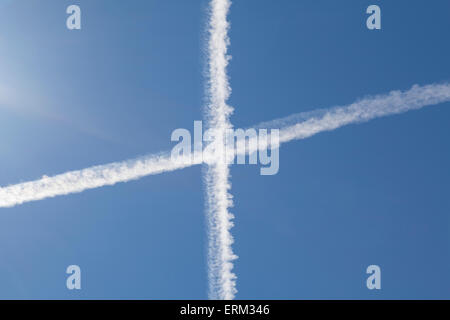 Aeroplano contrails Foto Stock
