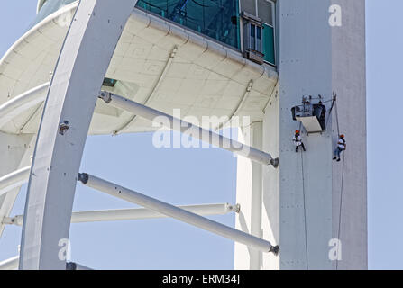 Sempre più popolari in corda doppia per carità qui da 110 metri giù per la 170 metri Spinnaker Tower da due donne in tandem Foto Stock