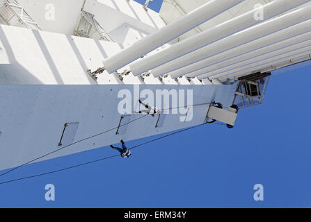 Sempre più popolari in corda doppia per carità qui da 110 metri giù per la 170 metri Spinnaker Tower da due donne in tandem Foto Stock