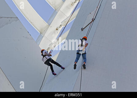 Sempre più popolari in corda doppia per carità qui da 110 metri giù per la 170 metri Spinnaker Tower da due donne in tandem Foto Stock