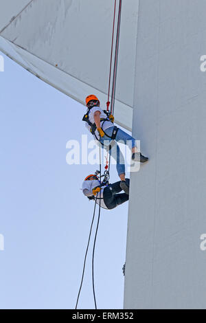 Sempre più popolari in corda doppia per carità qui da 110 metri giù per la 170 metri Spinnaker Tower da due donne in tandem Foto Stock