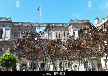 Royal Academy di Londra, Regno Unito. Il 4 giugno 2015. Conrad Shawcross scultura in acciaio "La pezzata luce del sole riempie la Royal Academy Summer Exhibition cortile. Credito: Matteo Chattle/Alamy Live News Foto Stock