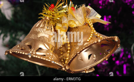 Natale campana d'oro appeso in abete con altre decorazioni Foto Stock