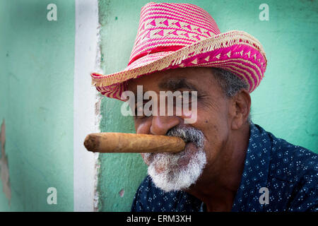 Ritratto di anziani uomo cubano con grande sigaro in Trinidad Foto Stock