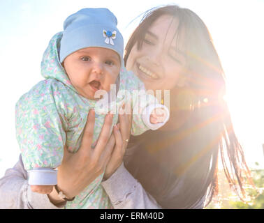 La madre e il bambino con retroilluminazione Foto Stock