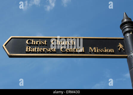 Cartello in battersea high street a Londra, Inghilterra, dare indicazioni alla Chiesa di Cristo e battersea missione centrale Foto Stock