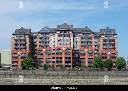 Appartamento blocco facente parte del porto di Chelsea, accanto al fiume Tamigi a Chelsea, Londra, Inghilterra, visto da di Battersea raggiungere Foto Stock