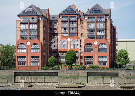 Appartamento blocco facente parte del porto di Chelsea, accanto al fiume Tamigi a Chelsea, Londra, Inghilterra, visto da di Battersea raggiungere Foto Stock