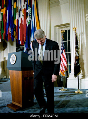 Washington. Cc., STATI UNITI D'AMERICA, 8 dicembre 1993 il presidente William Jefferson Clinton passeggiate fuori dal podio dopo aver discusso la sua firma dell' accordo di libero scambio Nordamericano. Credit:contrassegnare Reinstein Foto Stock