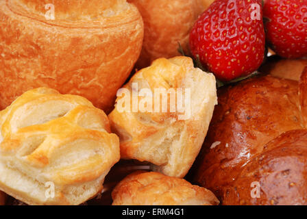 Lo sfondo da vari panini e fragola Foto Stock