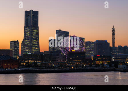 Tramonti sulla skyline di Yokohama, Giappone. Foto Stock