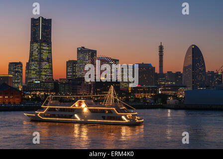 Tramonti sulla skyline di Yokohama, Giappone. Foto Stock